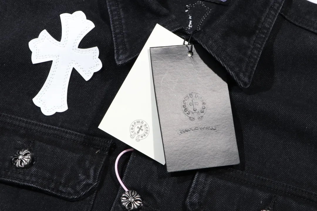 P260 [Next day] Chromehearts 23ss denim cross patch leather black and white jacket denim jacket. A super versatile denim jacket that is breathable, comfortable and elegant! The entire garment is made of super heavy-duty workmanship and uses denim denim fabric imported from Japan. After the finished product is washed, the loss rate is extremely high! The whole body is made with old craftsmanship and the upper body is stylish!  The body has multiple crosses and leather logos sewn on it! Because of the old craftsmanship, everything from gold five to three marks has been re-made with new molds, 100% restored to the original craftsmanship! All the leather characters are laser-aligned. The leather is definitely different from the super-fiber leather on the market. It uses this year's new sheep leather. The finished embroidery guarantees the quality of the entire product❗ It took nearly two months of back and forth production to get a satisfactory effect. The various cutting designs really put a lot of effort into achieving a satisfactory experience! The same style for men and women, great for couples!  Color: black Size: S M L